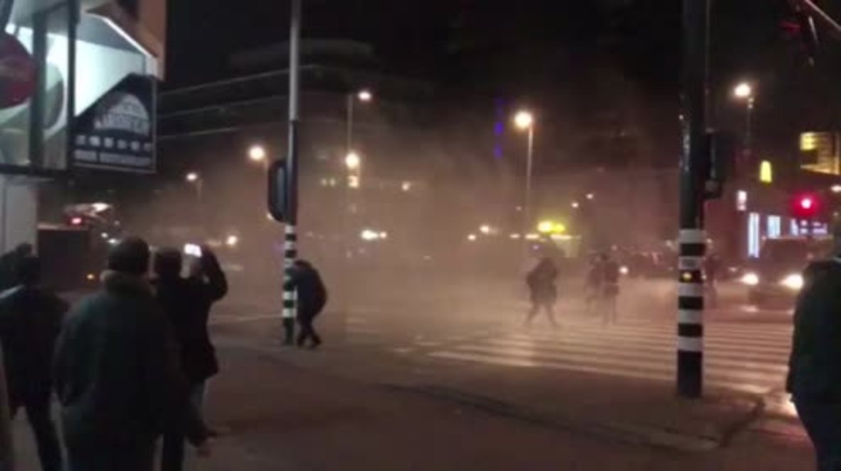 Netherlands: Police unleash water cannon on Turkish protesters in Rotterdam
