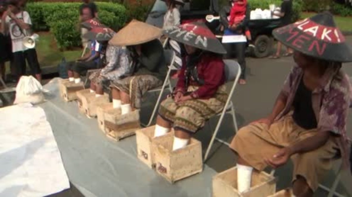 Indonesia: Protesting farmers cement their feet to road outside State Palace