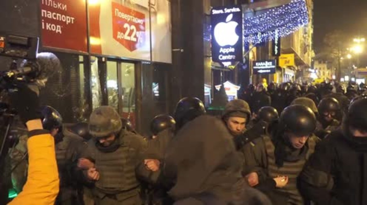 Ukraine: Nationalists smash up Russian bank in Kiev