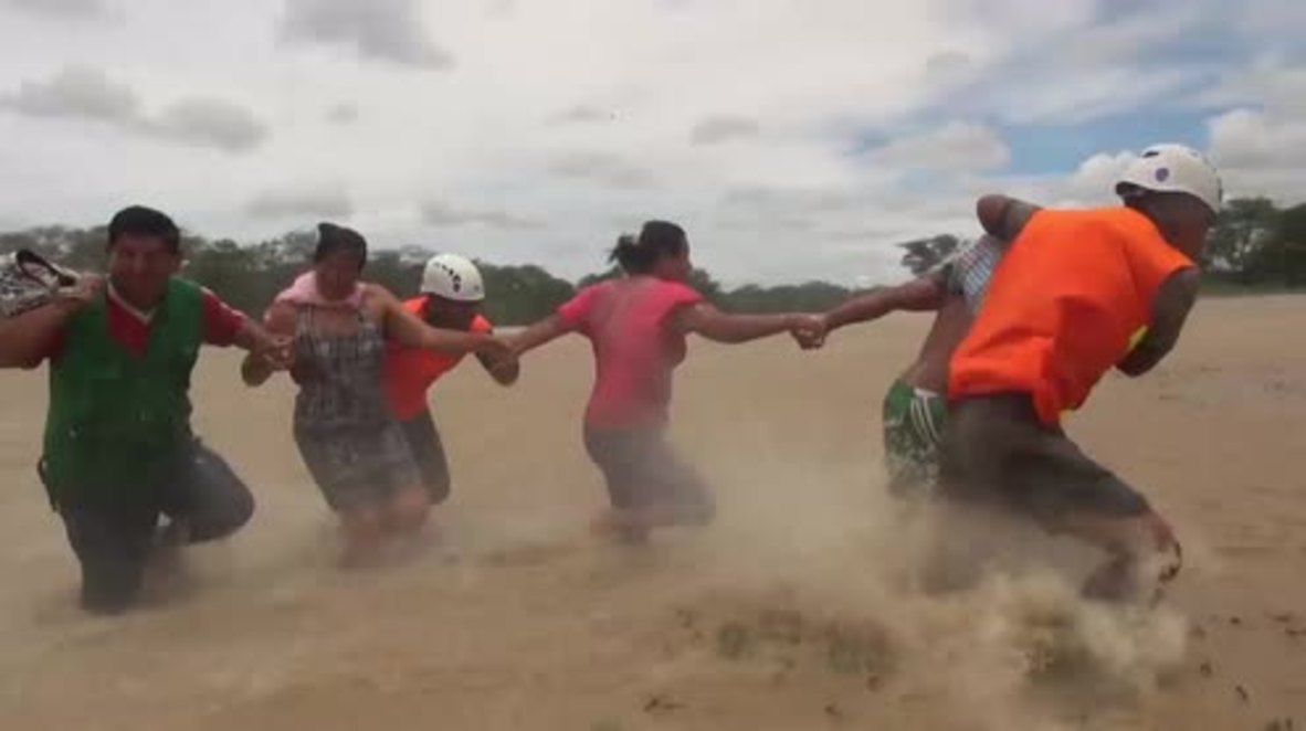 Peru: Helicopter rescues Lambayeque residents trapped in heavy flood