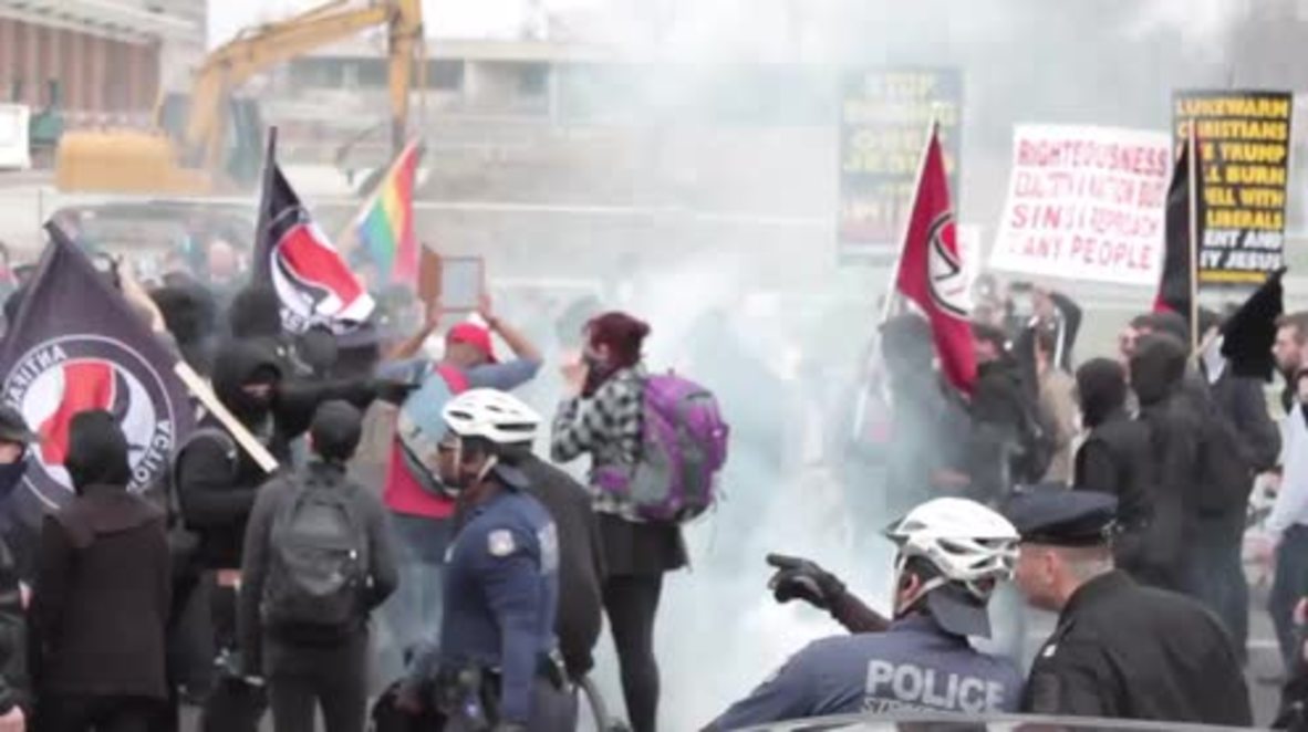 USA: Pro and anti-Trump protesters face off in Philadelphia