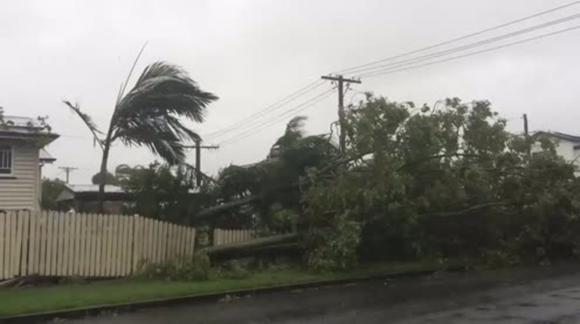 Australia: Cyclone Debbie batters Mackay shoreline, thousands evacuated