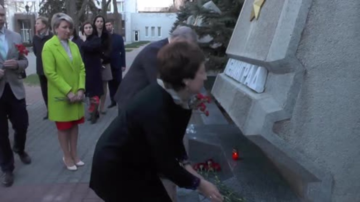 Russia: Sevastopol residents leave flowers in tribute to St. Petersburg victims