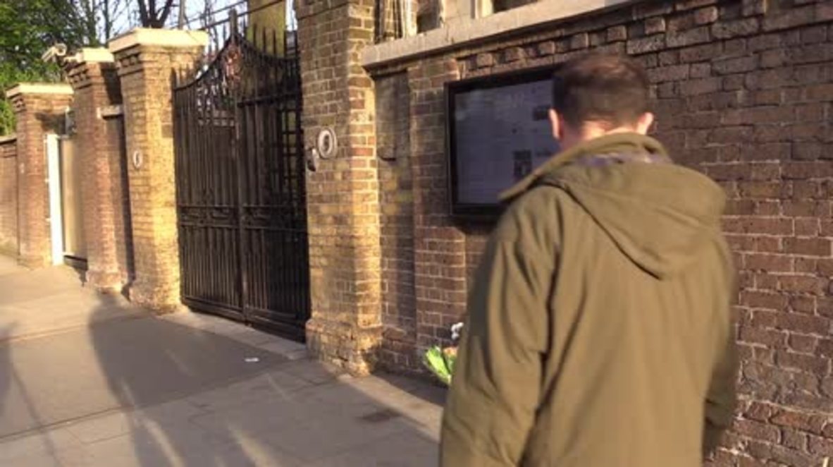 UK: Mourners lay flowers for victims of St. Petersburg blast outside Russian embassy