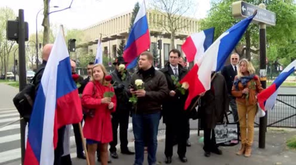 France: Parisians hold vigil for St. Petersburg victims, condemn Eiffel Tower flag decision