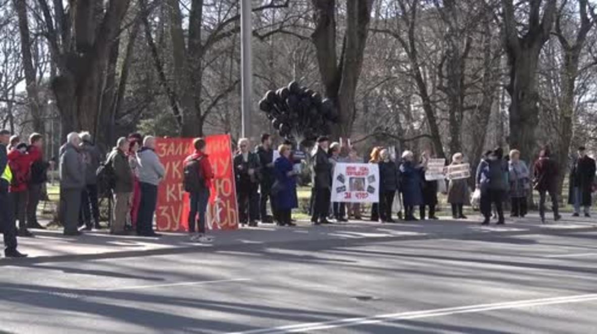 Latvia: Protesters demand end to conflict in Donbass as Poroshenko visits Riga