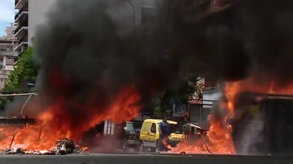 Argentina: Masked protesters rally against social welfare cuts