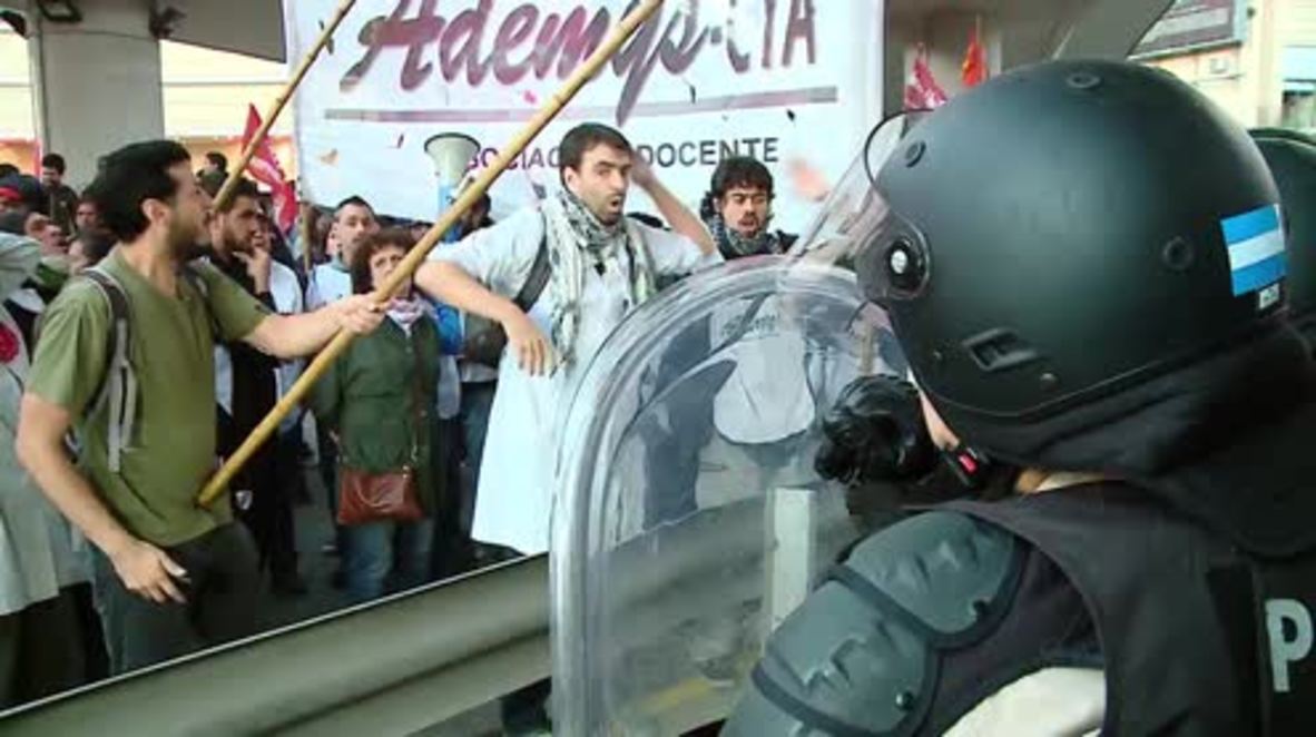 Argentina: Protesters scuffle with police at austerity strike in Buenos Aires