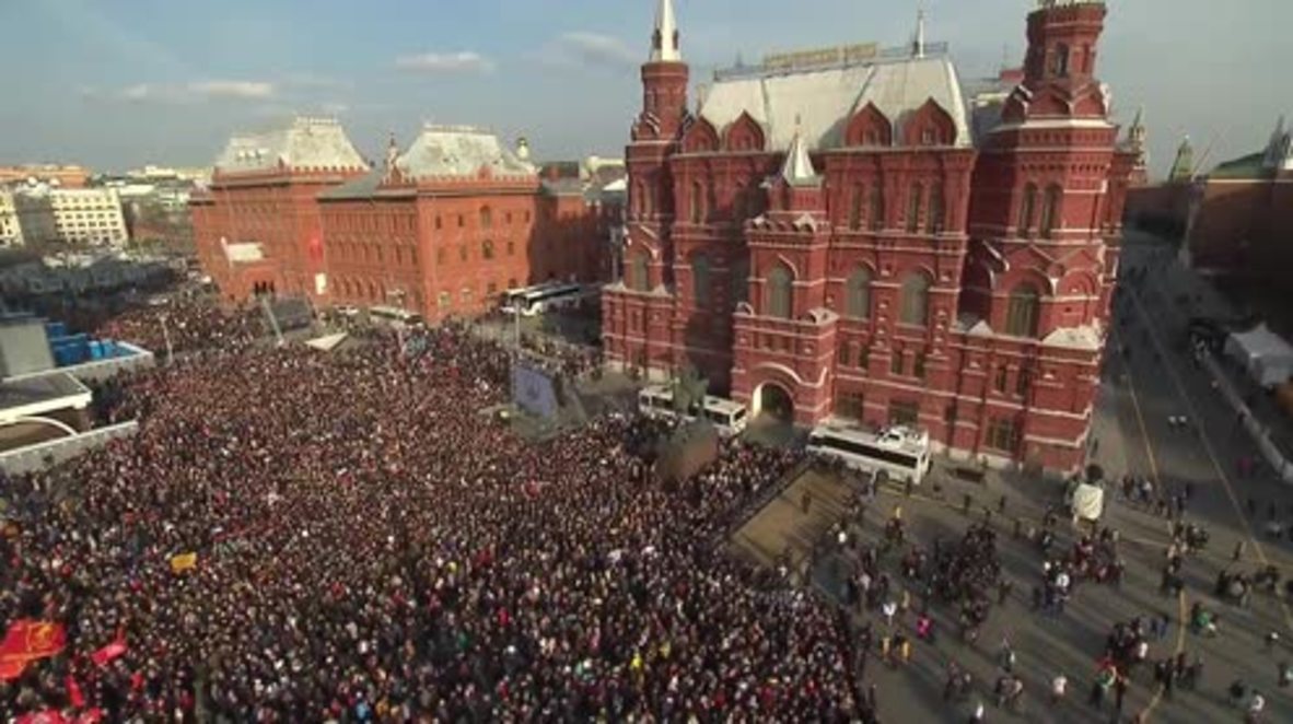 Russia: Thousands of Muscovites fill Red Square to mourn victims of St. Petersburg attack