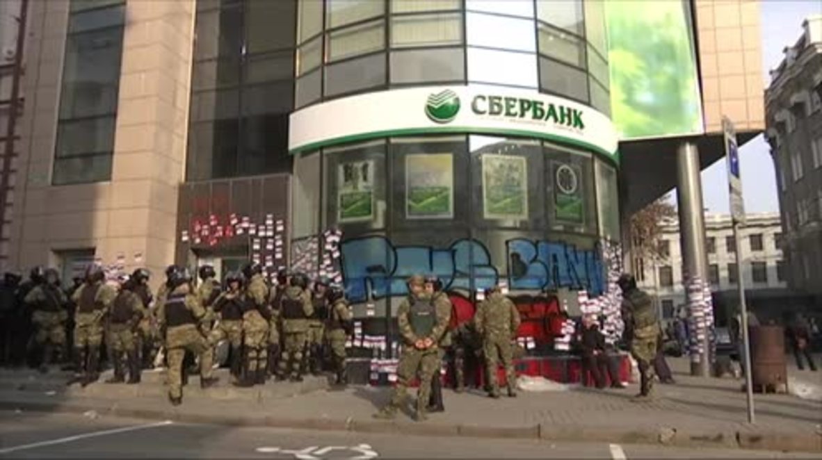 Ukraine: Far-right protesters barricade Russian bank in Kharkov