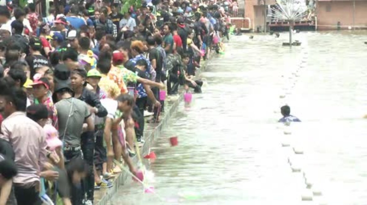 Thailand: Thousands take part in water fight to celebrate Thai New Year