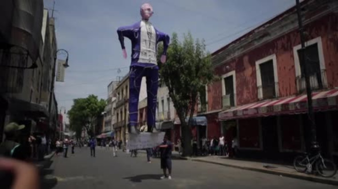 Mexico: Nieto effigy decimated by fireworks in 'burning the Judas' ceremony
