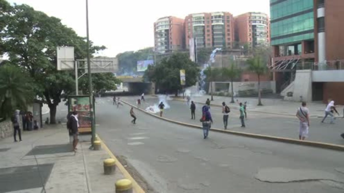 Venezuela: Tear gas fills the streets as anti-govt protests continue in Caracas