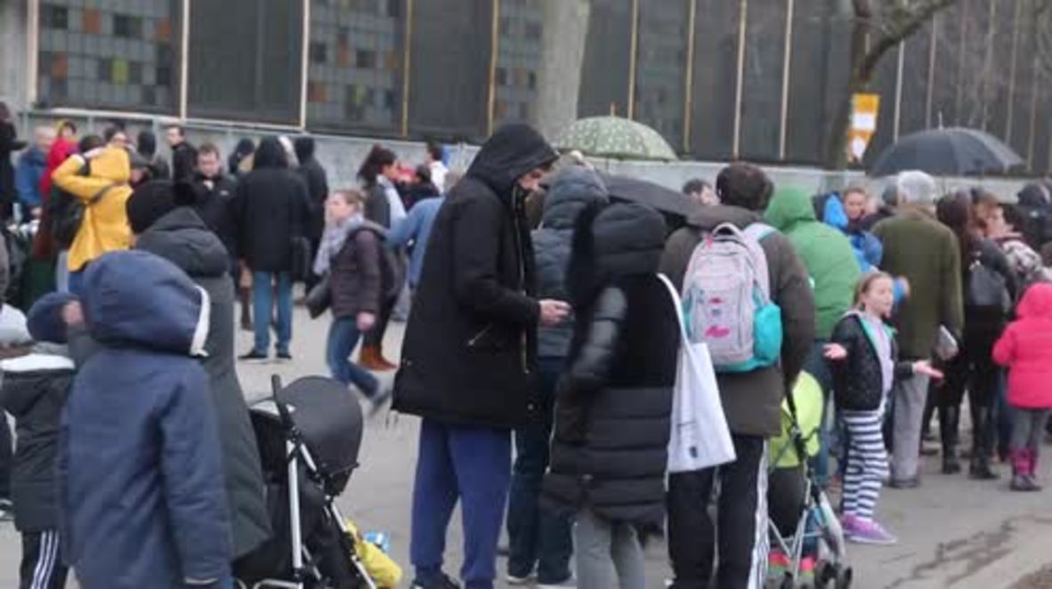 Canada: French expats queue round the block to vote in pres. elections in Montreal