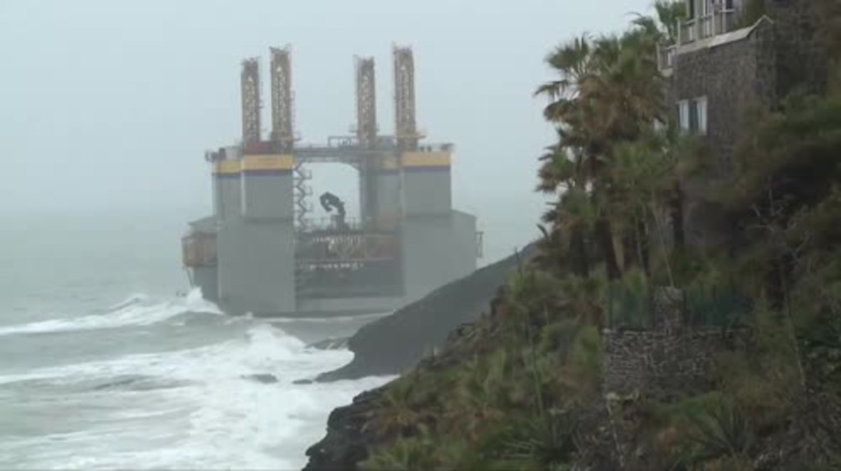 Spain: Agronauta Bilbao construction platform runs aground in Benalmadena