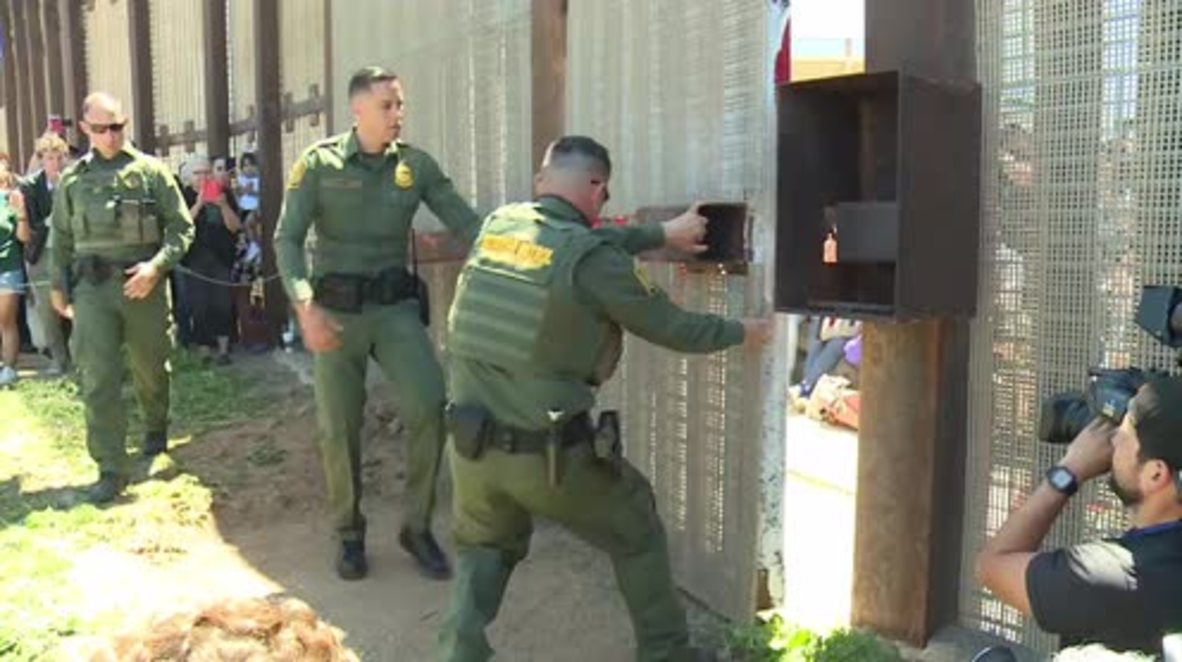 USA: Families split by border reunite for tearful three minutes