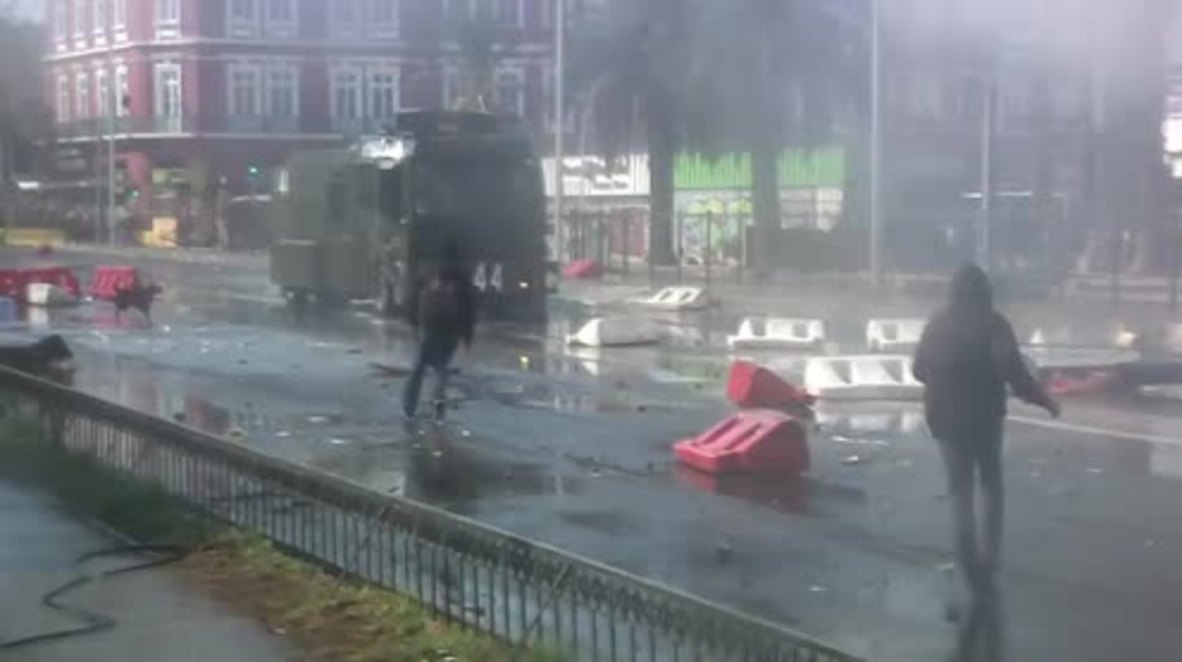 Chile: Police unleash water cannons on protesters during May Day demonstration