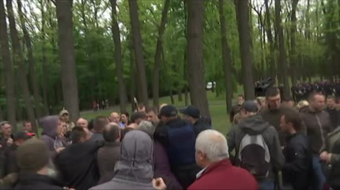 Ukraine: Brawls erupt as nationalists disrupt Kharkov Immortal Regiment action