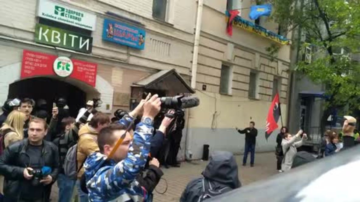 Ukraine: Police clash with nationalists after smoke bomb attack on V-Day march