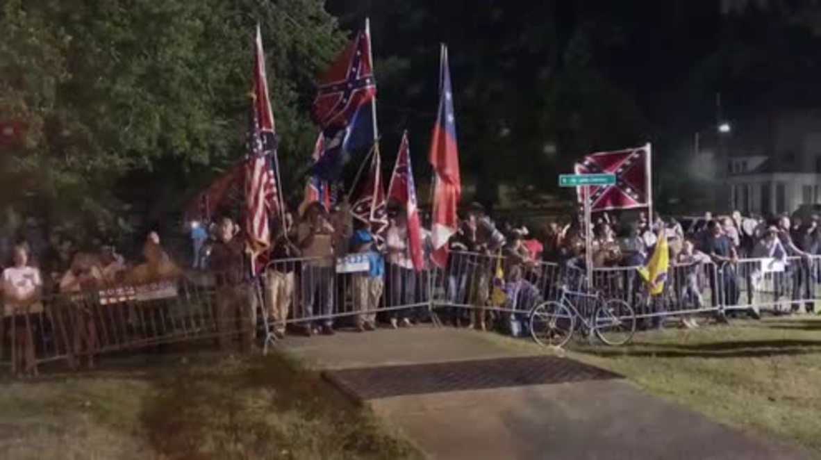 USA: New Orleans rips down disputed Confederate monument amid rival protests