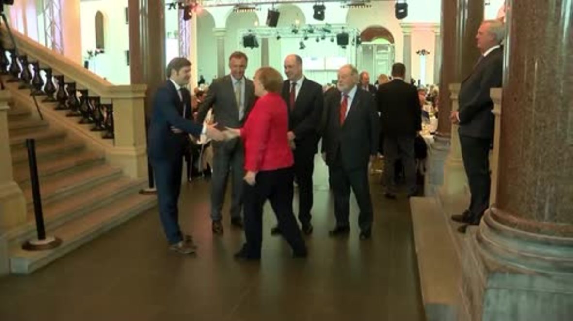 Germany: Far-right and anti-deportation protesters picket Merkel in Dusseldorf