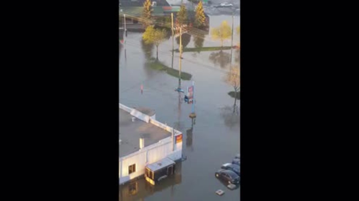 Canada: Quebec floods force residents into survival kayaking