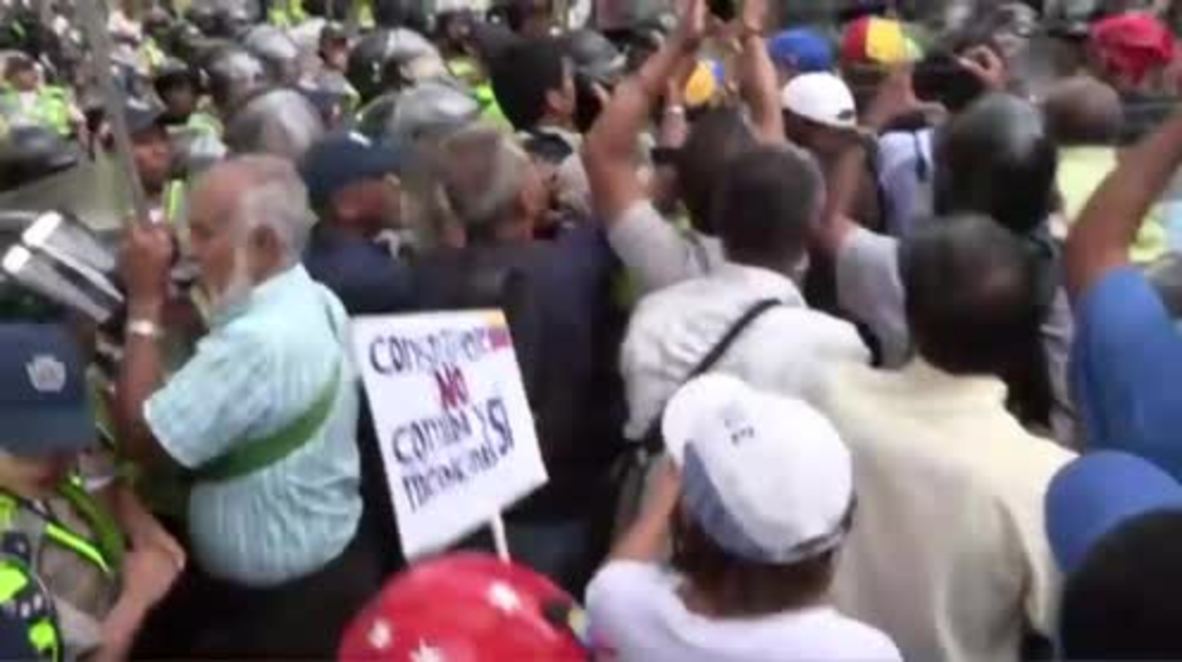 Venezuela: Pensioners scuffle with police in latest anti-Maduro protests