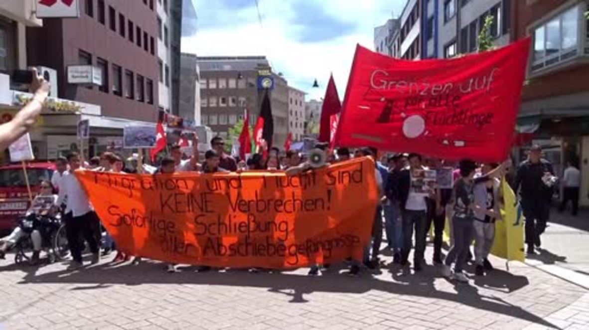 Germany: 1000s rally against deportations as detainees watch from asylum detention centre
