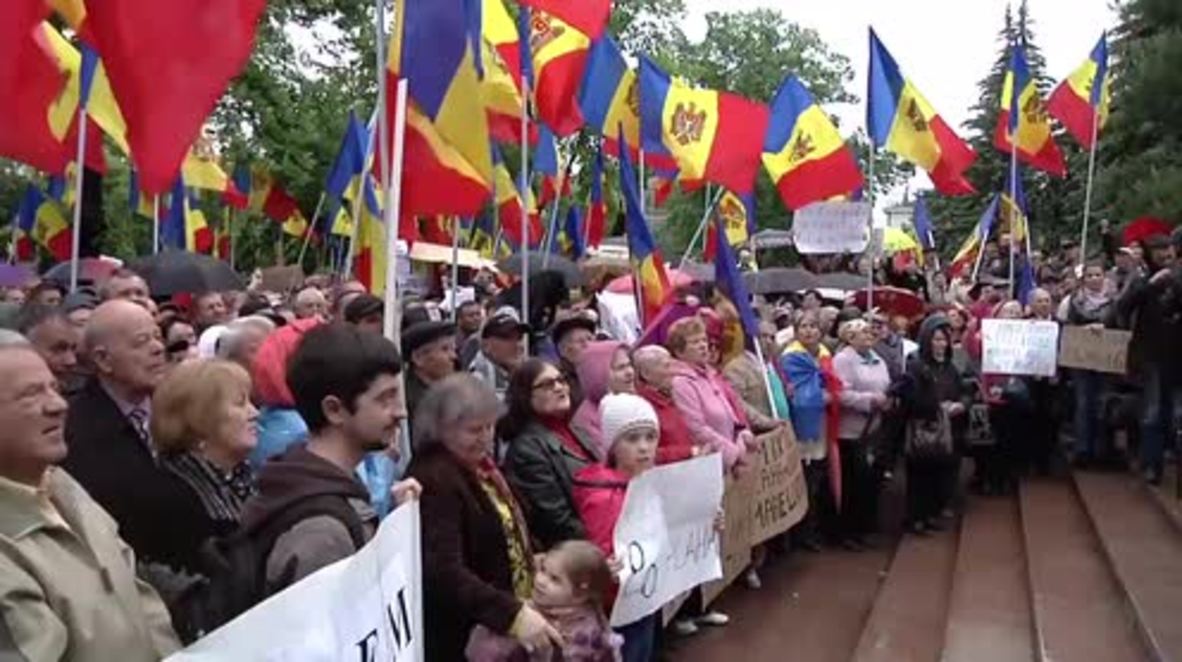 Moldova: Protesters make noise outside parliament building, calling for changes to voting system