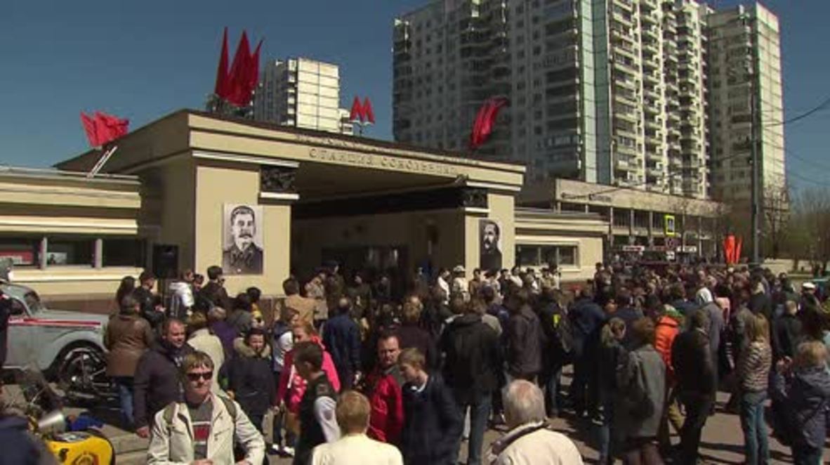 Russia: Muscovites board retro train in re-enactment of metro network opening