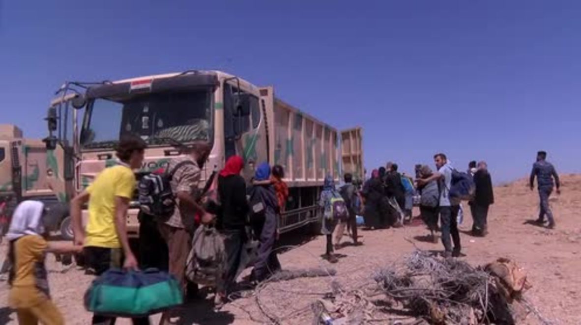 Iraq: Families board trucks to flee Mosul as army closes in on IS