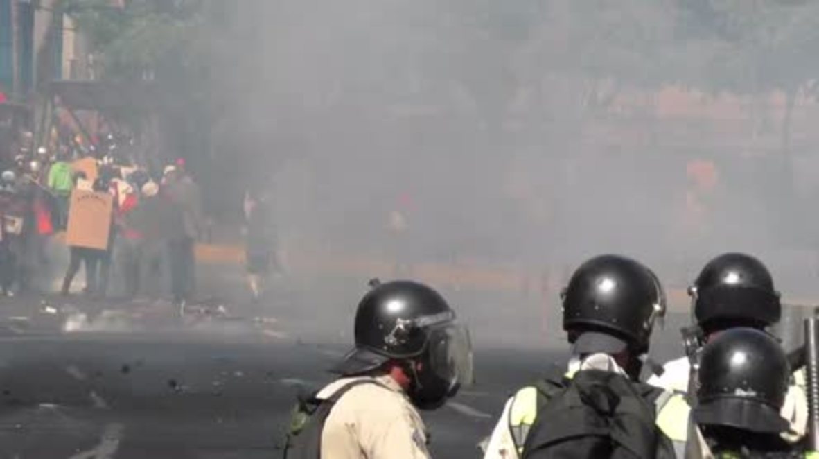 Venezuela: Violence continues as anti-govt. protesters battle police in Caracas
