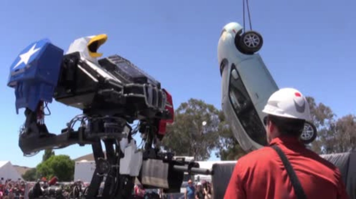 USA: All-American BATTLEBOT flexes its menacing mechanics ahead of robot combat
