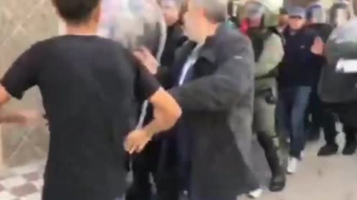 Morocco: Clashes erupt after police try to arrest local protest leader for interrupting sermon