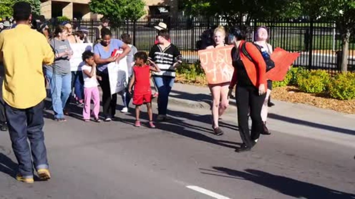 USA: Protesters rage against shooting of black teenager