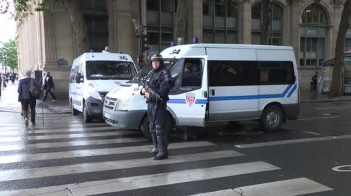 France: Police said 'move, move, move!' says witness of Paris hammer attack