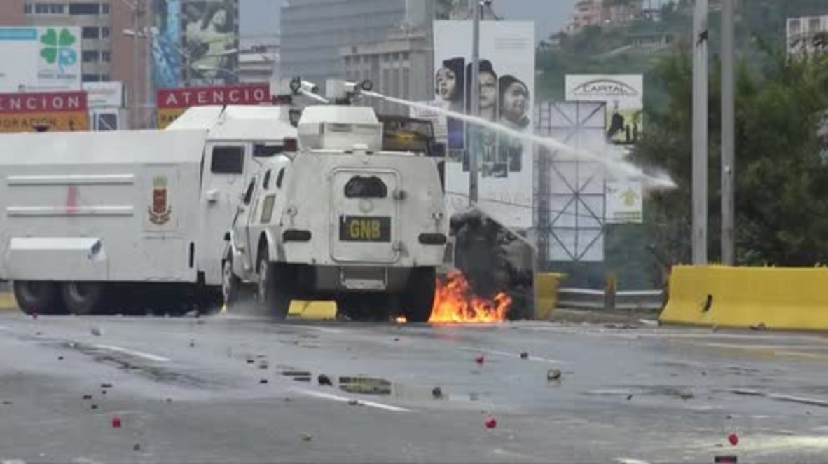 Venezuela: Riot police battle anti-Maduro protesters in Caracas
