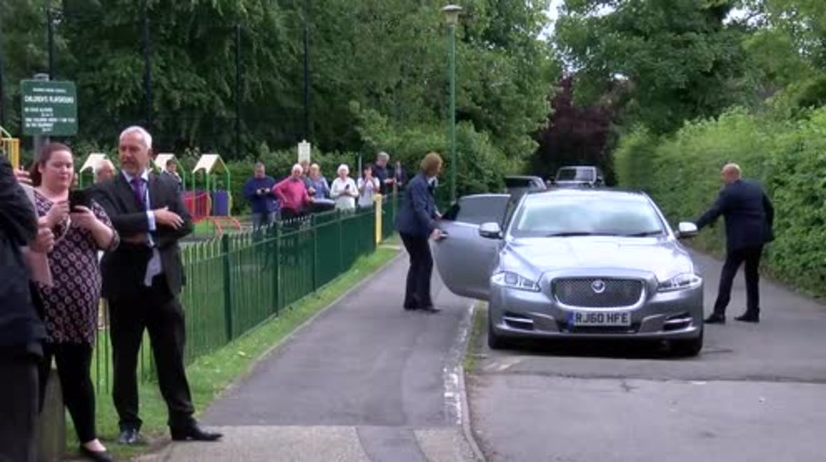 UK: Theresa May hits constituency polling station to cast ballot