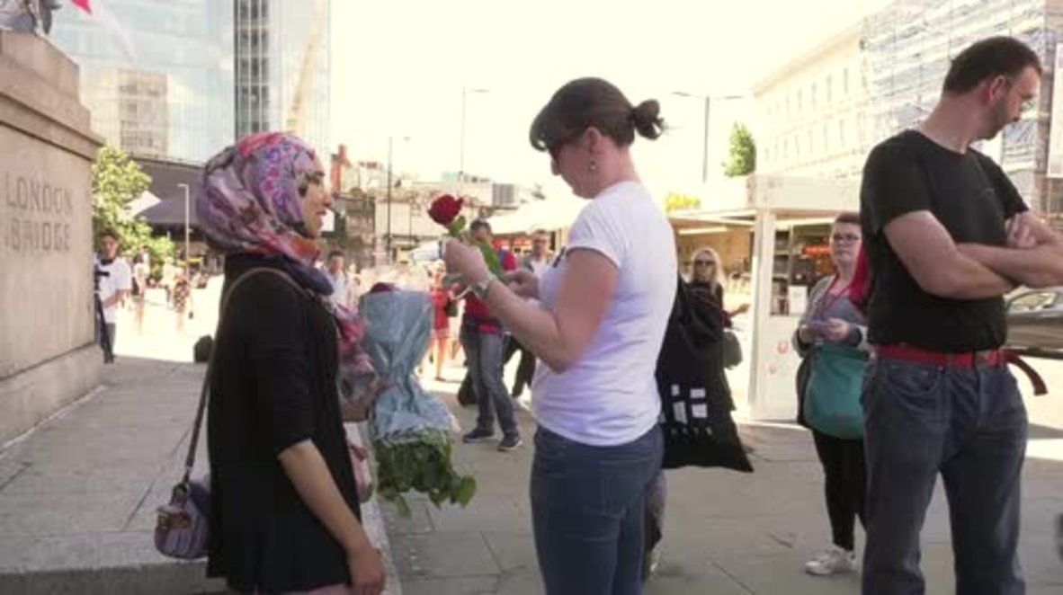 UK: Muslims gift thousands of roses to Londoners in solidarity with victims of attacks