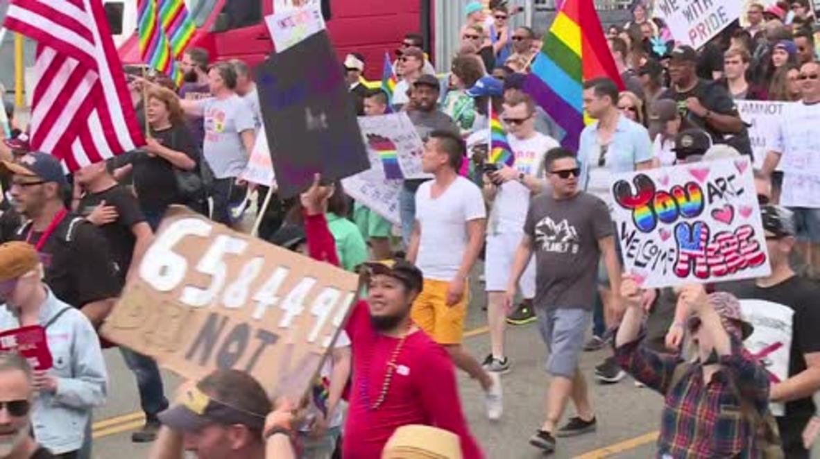 USA: LA Pride becomes protest as marchers say ‘Dump Trump’