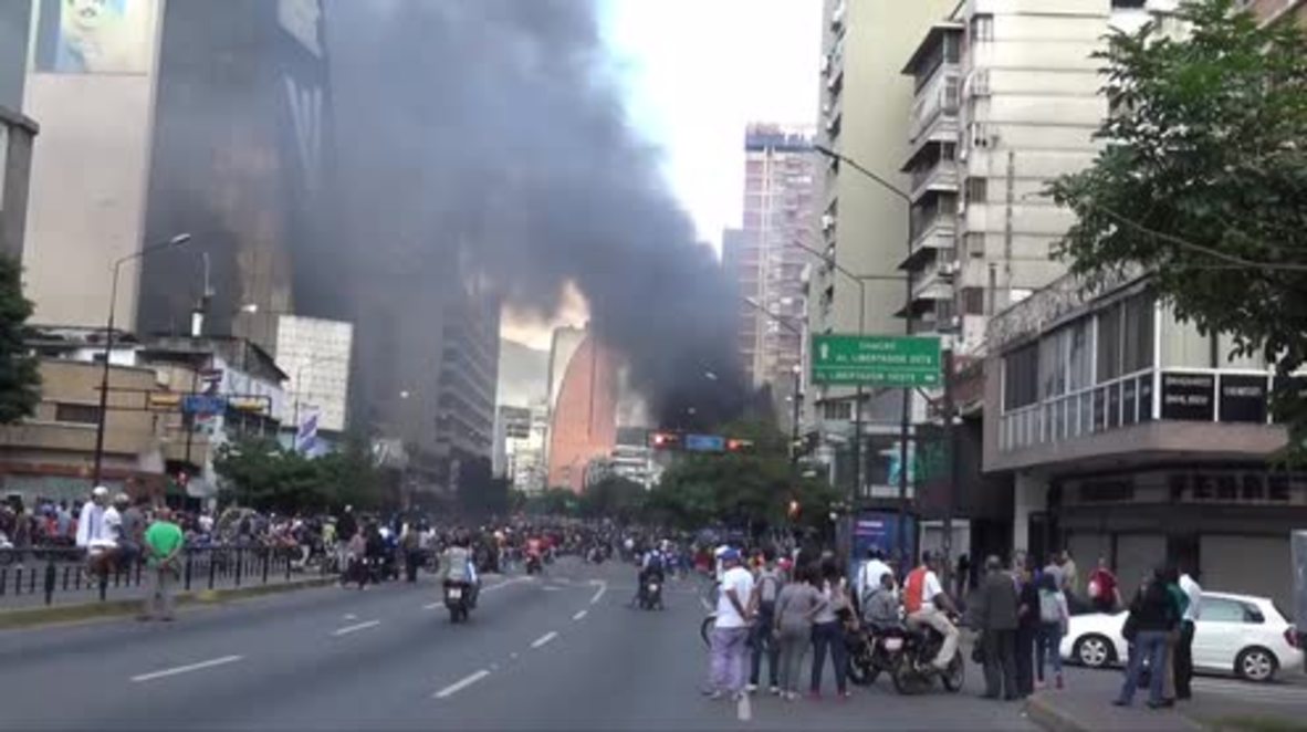 Venezuela: Mass evacuation as anti-govt protesters petrol bomb court building
