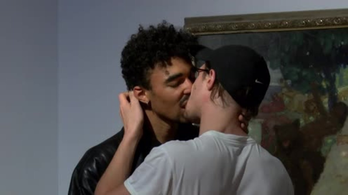 Germany: Performance artists smooch for the cameras ahead of 'Kiss' exhibition opening