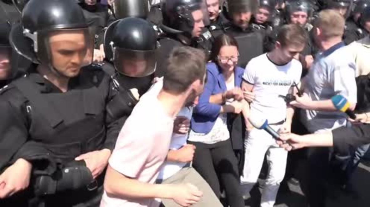 Ukraine: Nationalists block gay pride march route in central Kiev