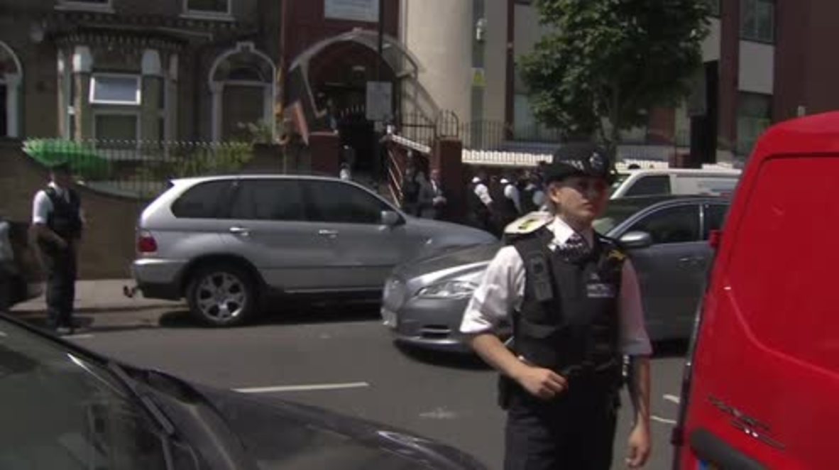 UK: Theresa May heckled while visiting Finsbury Park Mosque