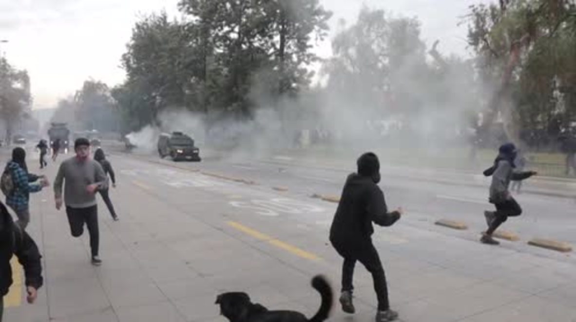 Chile: Students clash with police in Santiago