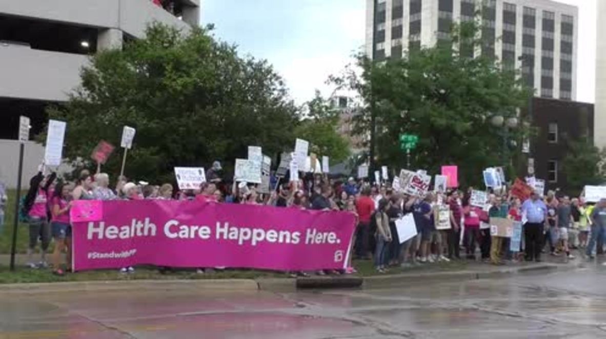 USA: 'We are here to fight for healthcare' - Planned Parenthood reps. protest Trump speech