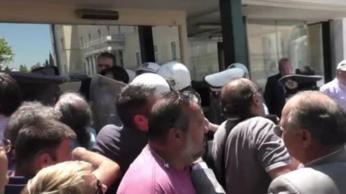 Greece: Scuffles outside parliament, rubbish dumped at MOI as job losses loom