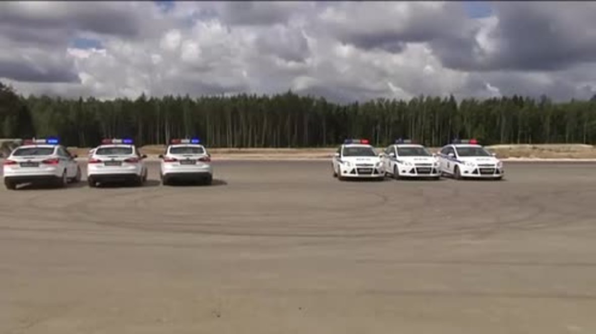 But is that legal? Russian military cops pull off EXTREME in-sync stunts in patrol cars