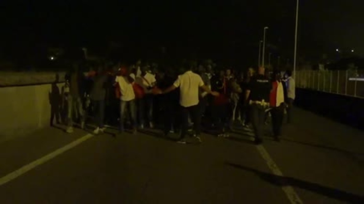 Italy: Police use tear gas as refugees try to cross French border
