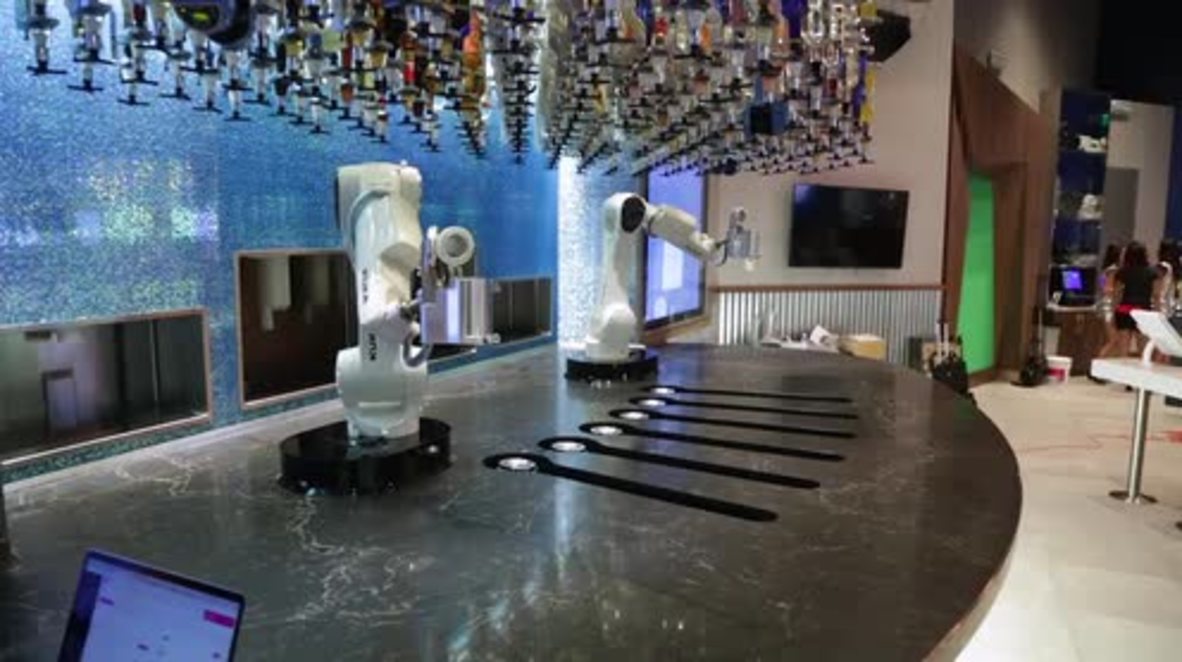 USA: Meet the robot bartender who is mixing drinks on the Las Vegas Strip